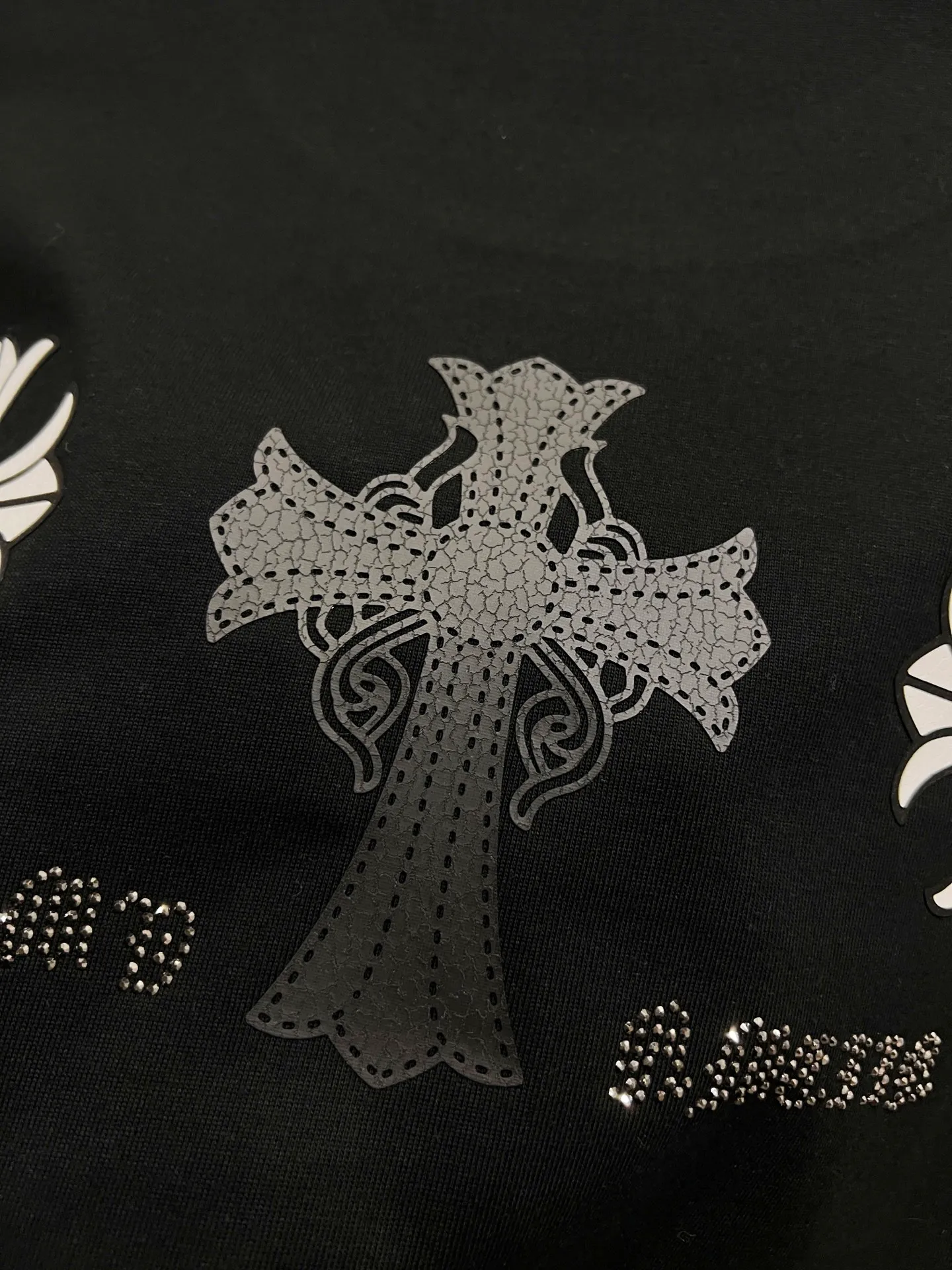 🅿️190 CH Crow 2025 Autumn and Winter New Short-sleeved T-shirt Cross leather craft Customized hardware metal + Middle Eastern Australian diamond design craft The real thing is great🔥Same style for men and women, loose version Size S M L XL XXL Five sizes black white